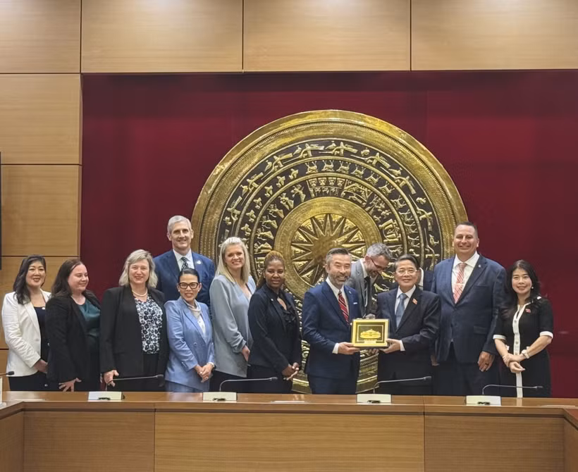 Le vice-président de l'Assemblée nationale, Nguyen Duc Hai, offre des souvenirs à la délégation de l’Assemblée législative de l’État de l’Oregon (États-Unis). Photo : VNA