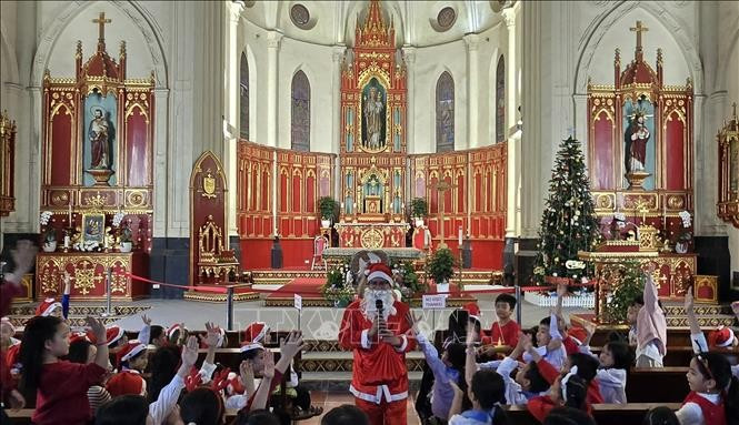 Ambiance de Noël à l'intérieur de la cathédrale de Hai Phong. Photo : VNA