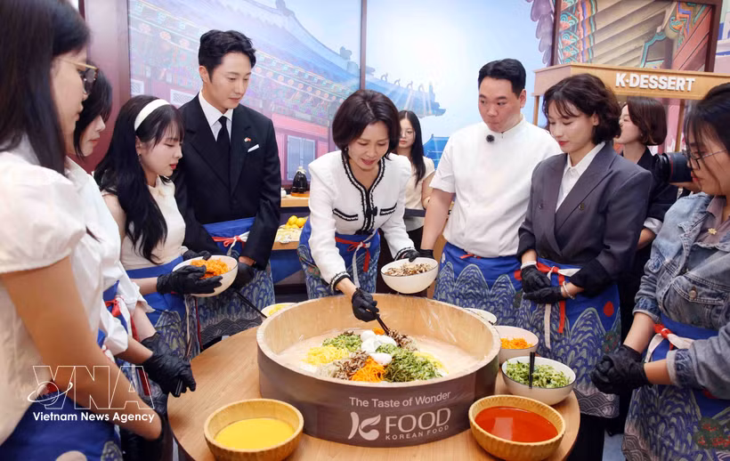 La Première dame sud-coréenne Kim Hye-kyung (au centre) a participé à la préparation d’un « bibimbap au beurre et à la pâte de piment gochujang. Photo : VNA