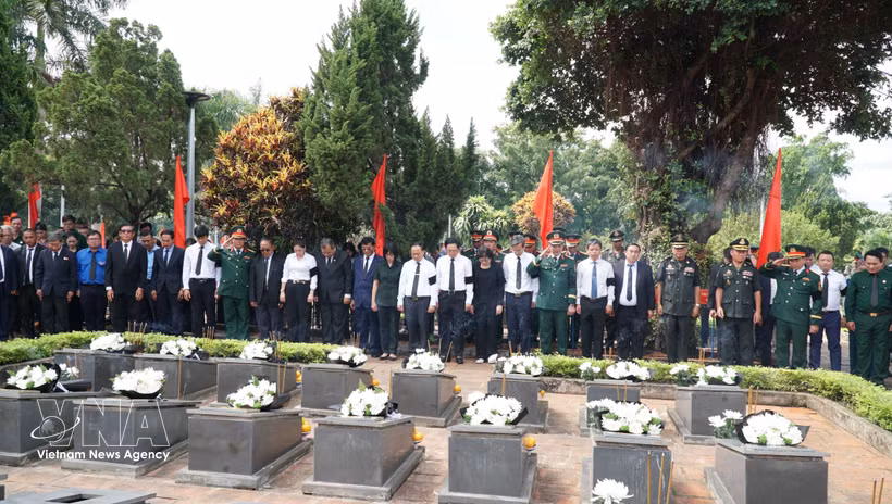 Lors de la cérémonie de recueillement et d’inhumation des restes de 18 soldats volontaires et experts vietnamiens tombés au Cambodge. Photo : VNA