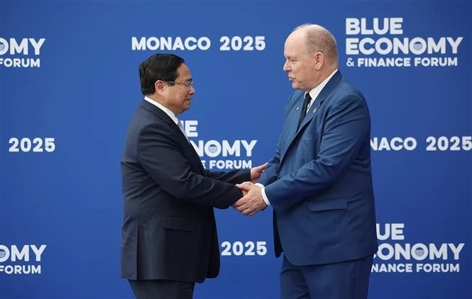 Le Prince Albert II de Monaco (à droite) et le Premier ministre Pham Minh Chinh, Photo : VNA