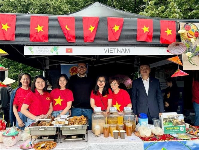 Au stand vietnamien. Photo : VNA