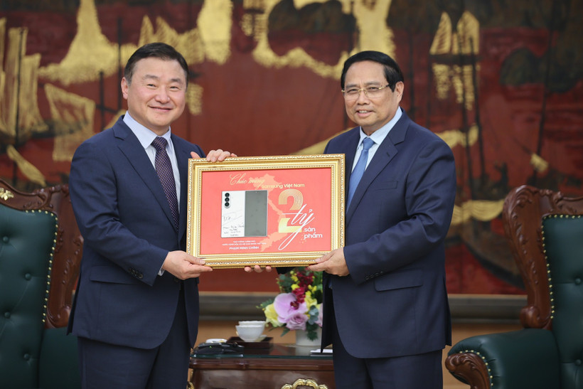 Le Premier ministre (à droite) a signé une plaque commémorative marquant la production du deux milliardième téléphone mobile de Samsung au Vietnam. Photo : VGP