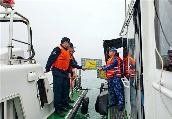 Les garde-côtes du Vietnam et de la Chine effectuent une patrouille conjointe dans les eaux du golfe du Bac Bo. Photo: VNA