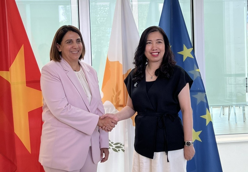 La vice-ministre vietnamienne des Affaires étrangères, Lê Thi Thu Hang (à droite) et la vice-ministre permanente auprès du président chypriote, Irene Piki. Photo : VNA