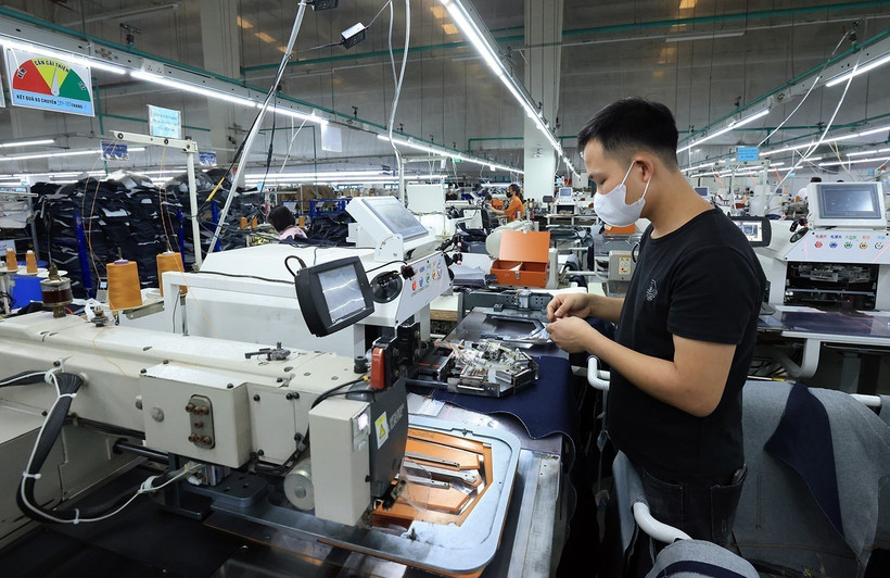 Une usine de fabrication de composants pour l'habillement située dans le parc industriel de Cam Khe, province de Phu Tho. Photo : VNA.