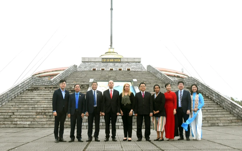 Rogelio Polanco Fuentes, ambassadeur de Cuba au Vietnam à la tête d’une délégation de haut rang du Centre des travailleurs de Cuba est en tournée de travail à Quang Tri. Photo : VNA