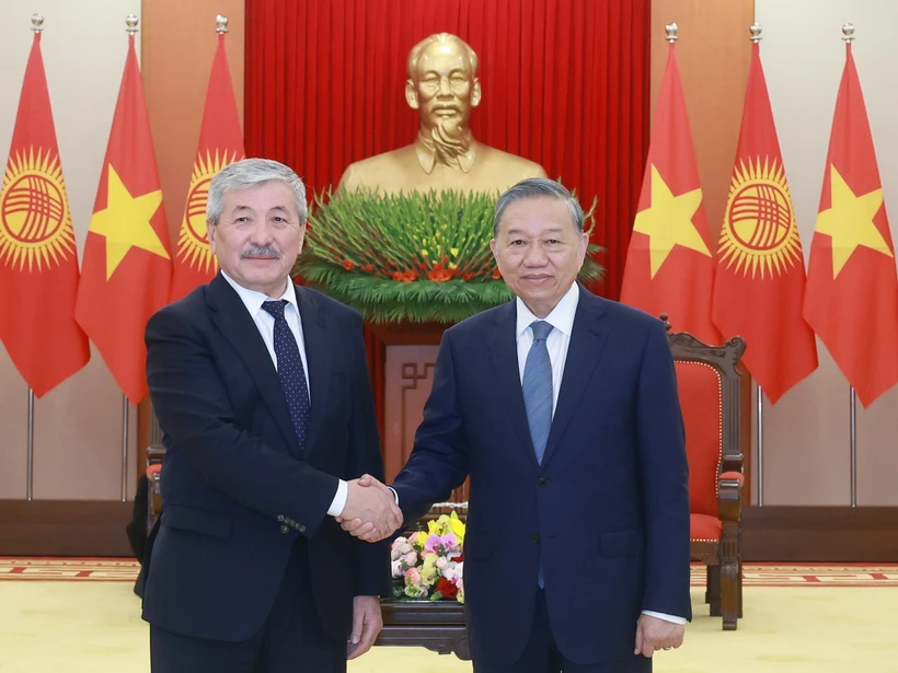 Le secrétaire général du Comité central du Parti communiste du Vietnam (PCV) Tô Lâm (droite) et le Premier ministre kirghize Adylbek Kasymaliev. Photo : VNA