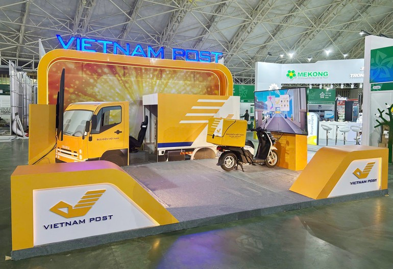 La Poste du Vietnam présente ses services postaux modernes à la Foire d’Automne 2025. Photo : nhandan.vn