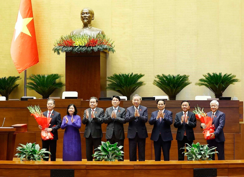 Avec 440 voix pour sur 441 (soit 92,83 % du nombre total de députés), l’Assemblée nationale a adopté une résolution relative à l’élection du président de la Cour populaire suprême du Vietnam pour le mandat 2021-2026. Photo : VNA