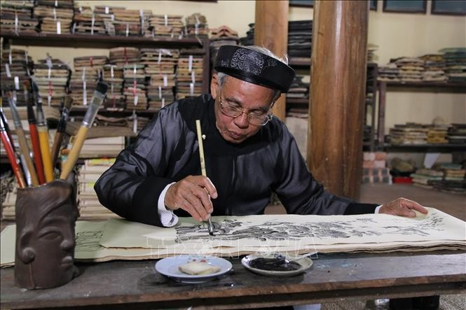 Nguyen Dang Che, artisan de la gravure sur bois traditionnelle de Đông Hồ. Photo : VNA