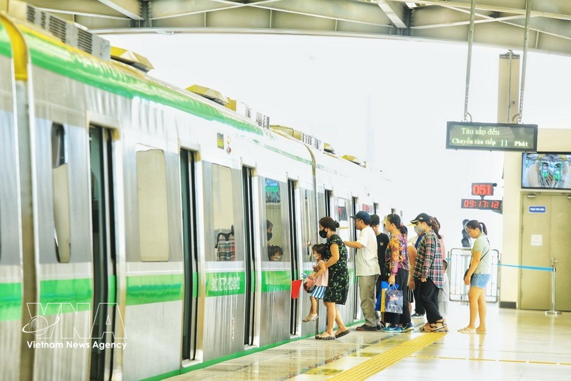 Passagers sur la ligne de métro Cat Linh-Ha Dong. (Photo : VNA)