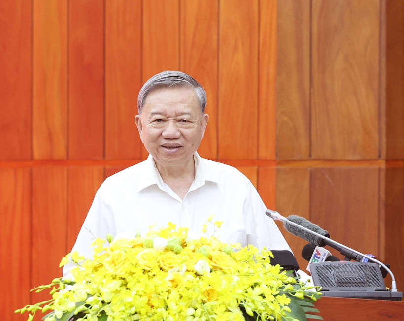 Le secrétaire général du Parti communiste du Vietnam (PCV), To Lam, s'exprime lors de la séance de travail avec les permanences des Comités provinciaux du Parti de Quang Binh et de Quang Tri. Photo : VNA