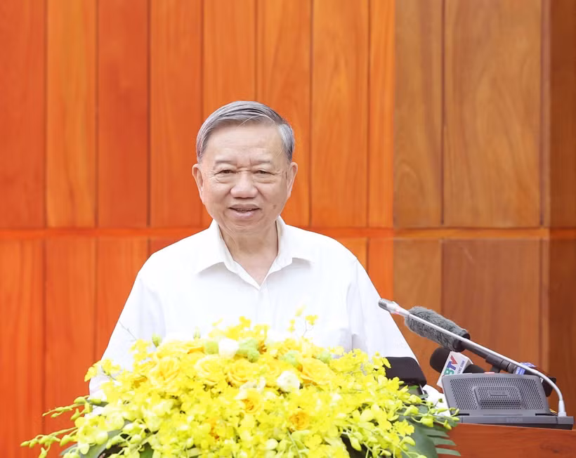 Le secrétaire général du Parti communiste du Vietnam (PCV), To Lam, s'exprime lors de la séance de travail avec les permanences des Comités provinciaux du Parti de Quang Binh et de Quang Tri. Photo : VNA