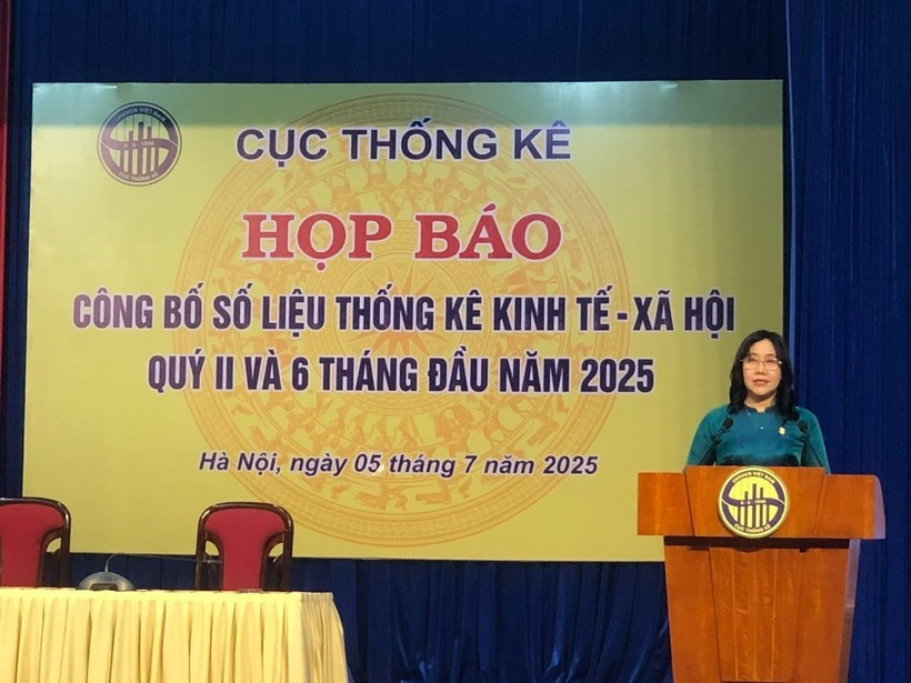Nguyên Thi Huong, directrice de l'ONS, affirme que la situation mondiale évolue de manière complexe et imprévisible au premier semestre. Photo : VietnamPlus