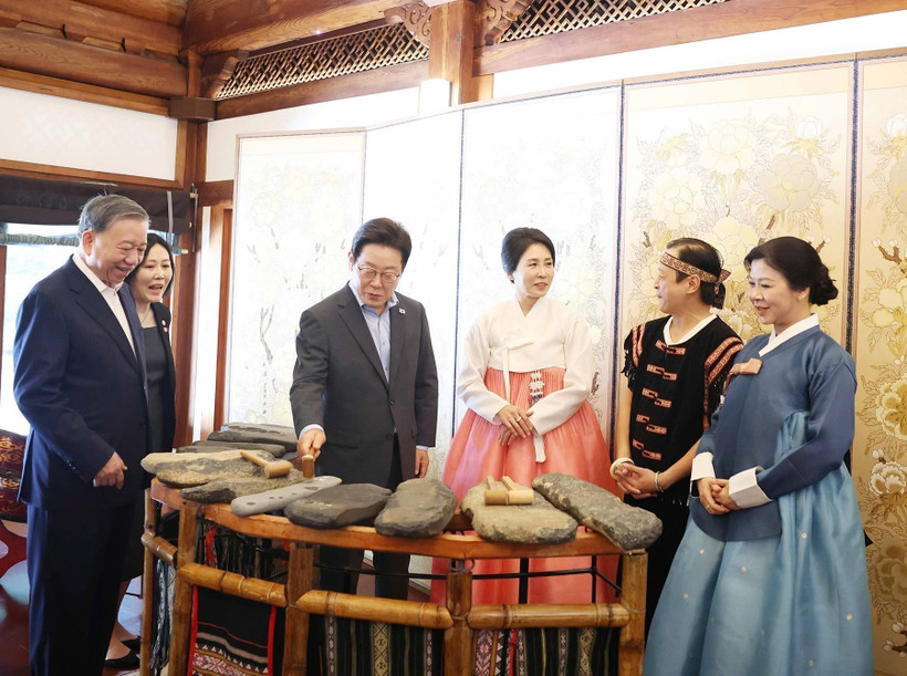 Le secrétaire général Tô Lâm et son épouse présentent l'art lithophone vietnamien au président sud-coréen Lee Jae Myung et à son épouse. Photo : VNA