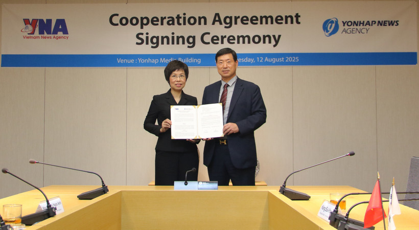 Vu Viet Trang, directrice générale de la VNA, et Hwang Dae Il, président de Yonhap lors de la cérémonie de signature. Photo : VNA