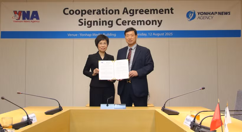 Vu Viet Trang, directrice générale de la VNA, et Hwang Dae Il, président de Yonhap lors de la cérémonie de signature. Photo : VNA