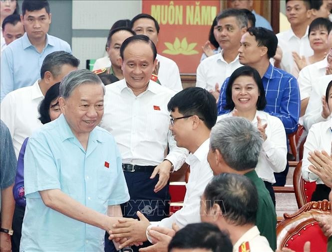 Le secrétaire général du Parti Tô Lâm rencontre des électeurs de Hanoï. Photo : VNA