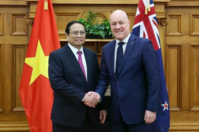 Le Premier ministre de Nouvelle-Zélande Christopher Luxon (droite) et son homologue du Vietnam Pham Minh Chinh. Photo : VNA