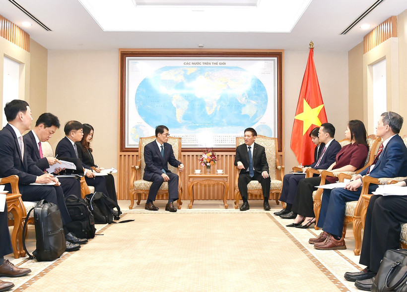 Le vice-Premier ministre Ho Duc Phoc reçoit Kim Sung Tae, président-directeur général (PDG) de la Banque industrielle sud-coréenne (Industrial Bank of Korea - IBK). Photo : VGP