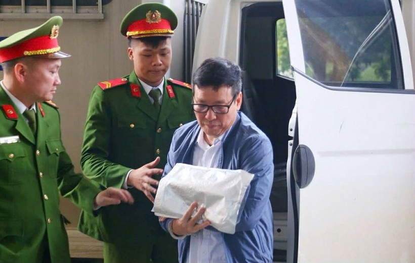 L'ancien président du Comité populaire de l'ancienne province de Vinh Phuc, Le Duy Thanh, est escorté au tribunal. Photo : anninhthudo.vn