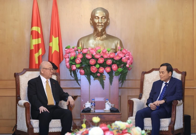 Tran Luu Quang (à droite), secrétaire du Comité central du Parti communiste du Vietnam (PCV) et président de sa Commission des politiques et stratégies, reçoit Takebe Tsutomu, conseiller spécial de l'Alliance d'amitié parlementaire Japon-Vietnam. Photo : VNA