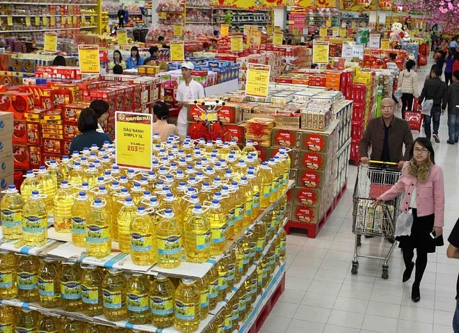 Les produits domestiques dominent les rayons des supermarchés et des magasins de proximité, Photo : VNA