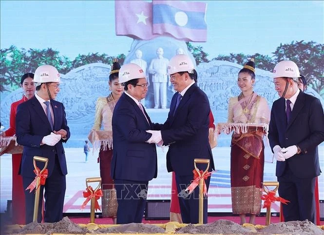 Le 10 janvier, le Premier ministre vietnamien Pham Minh Chinh (2e à gauche) et son homologue lao Sonexay Siphandone ont participé à la cérémonie de mise en chantier du Parc de l'amitié Laos-Vietnam, Photo : VNA