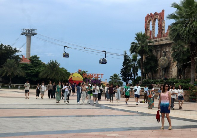 Des touristes visitent le téléphérique Hon Thom dans la ville de Phu Quoc. (Photo : VNA)