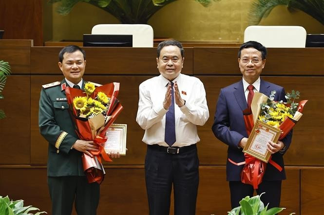 Le président de l'Assemblée nationale, Trân Thanh Mân (au centre) remet l'Insigne « Pour la cause de l'Assemblée nationale vietnamienne » au ministre des Sciences et Technologies, Nguyen Manh Hung (à droite), et au président-directeur général du groupe de l'industrie militaire et des télécommunications (Viettel), Tao Duc Thang. Photo : VNA