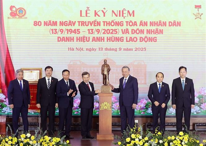 Le secrétaire général Tô Lâm offre une statue du Président Ho Chi Minh à la Cour populaire suprême. Photo : VNA