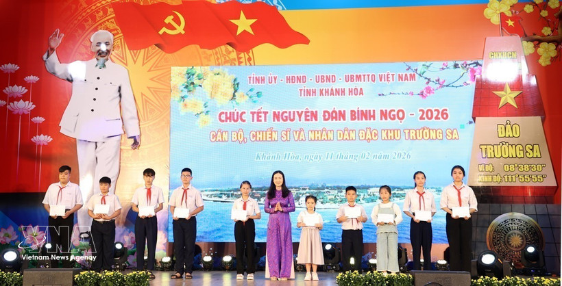 L'Union des femmes de la province de Khanh Hoa a octroyé des bourses d'études aux enfants des officiers et soldats en poste dans la zone spéciale de Truong Sa. Photo : VNA