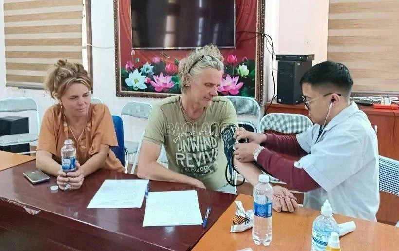 Examen de la santé pour M. Christiaan. Photo : journal Lao Cai