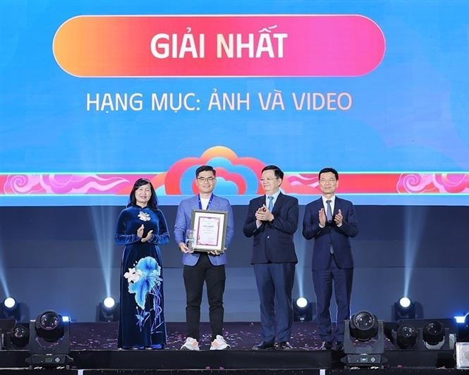 Le vice-Premier ministre Mai Van Chinh, le ministre des Sciences et des Technologies Nguyen Manh Hung et la présidente de l'Association vietnamienne des artistes photographes Tran Thi Thu Dong ont remis des médailles et des certificats commémoratifs aux lauréats du Premier prix. Photo : VNA