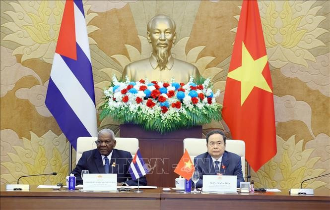 La deuxième réunion du Comité de coopération interparlementaire Vietnam–Cuba a eu lieu dans la matinée du 1er octobre à Hanoï sous la co-présidence du président de l’Assemblée nationale du Vietnam, Tran Thanh Man (droite), et son homologue de Cuba, Esteban Lazo Hernández. Photo : VNA