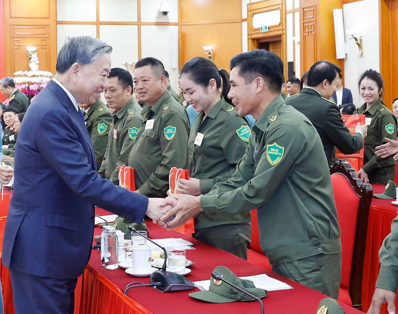 Le secrétaire général du Parti communiste du Vietnam (PCV), To Lam, rencontre 70 collectifs et individus exemplaires de la force participant à la protection de la sécurité et de l’ordre au niveau local à travers le pays. Photo : VNA