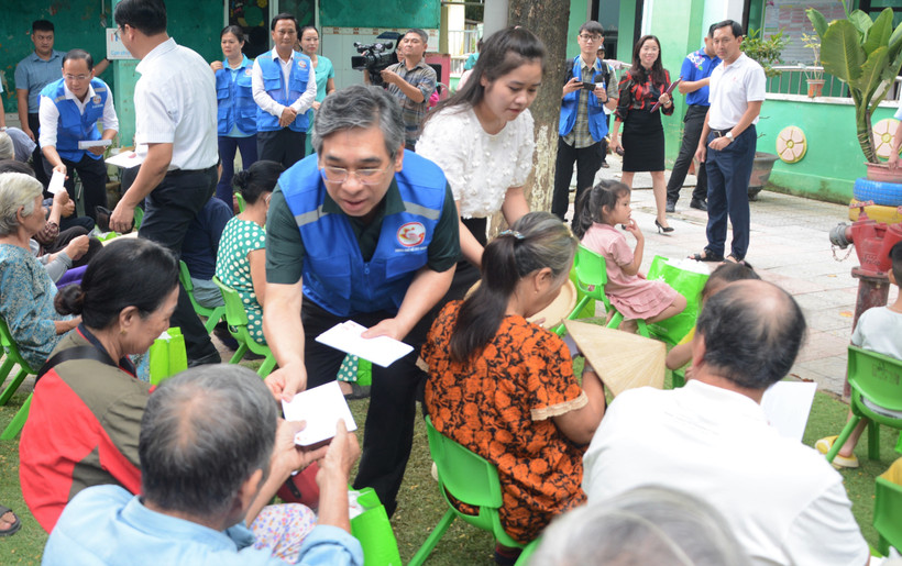 Une délégation de Hô Chi Minh-Ville distribue des cadeaux aux familles pauvres du quartier de Phu Xuan, à Hue. Photo : VNA