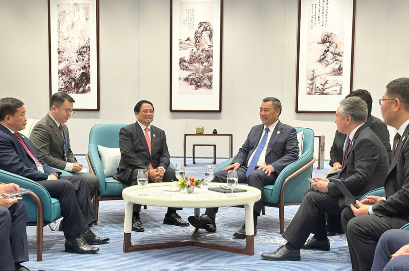 Lors de la rencontre entre le président kirghize, Sadyr Japarov et le Premier ministre vietnamien Pham Minh Chinh. Photo : VNA