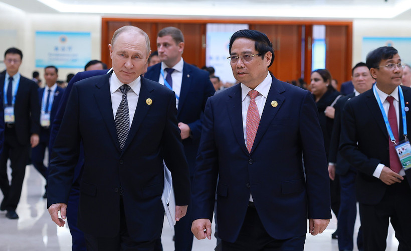Le Premier ministre Pham Minh Chinh (à droite) rencontre le président russe Vladimir Poutine. Photo : VNA