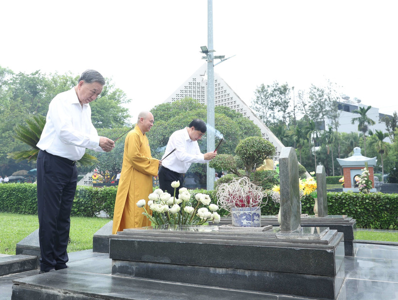 Le SG du Parti Tô Lâm rend hommage aux Héros morts pour la Patrie à Diên Biên. Photo : VNA