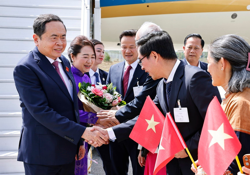 Le président de l’Assemblée nationale du Vietnam Trân Thanh Mân, accompagné de son épouse et d’une délégation de haut niveau arrive à Genève l’après-midi du 27 juillet (heure locale) pour participer à la 6e Conférence mondiale des présidents de parlement ainsi qu’à des activités bilatérales, prévues du 27 au 30 juillet. Photo : VNA