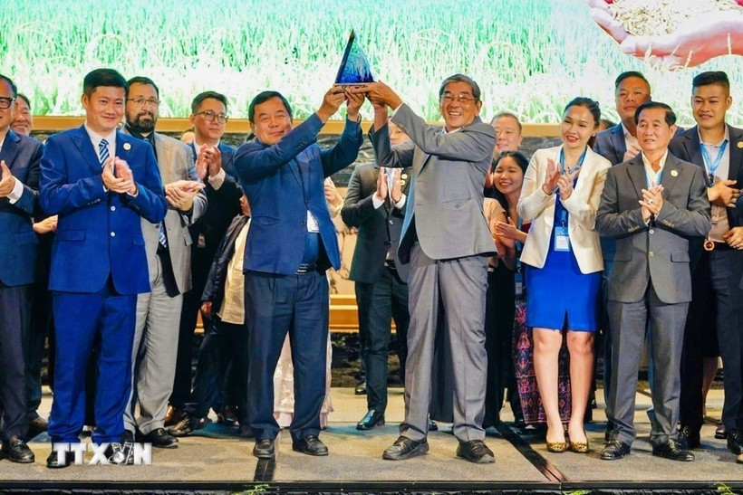 Le riz Ông Cua ST25 du Vietnam a remporté pour la troisième fois le concours "Meilleur riz du monde", lors de la 17ᵉ Conférence mondiale sur riz à Phnom Penh. Photo : Vietnamplus