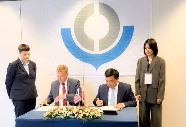 Le directeur général des Douanes du Vietnam, Nguyen Van Tho, et le commissaire des Douanes des États-Unis, Rodney Scott signent un protocole d'accord sur la coopération en matière d'échange de données électroniques. Photo : journal du gouvernement