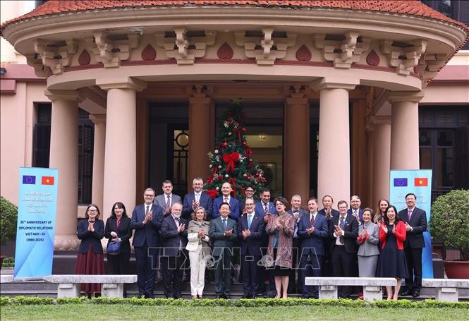 Le vice-PM Trân Hông Hà reçoit les ambassadeurs et chargés d'affaires de l'UE le 16 décembre à Hanoï. Photo : VNA