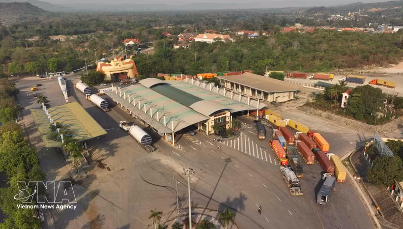 Activités d'import-export au poste frontière international de Lao Bao, province de Quang Tri. Photo : VNA