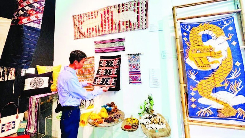 Le British Council a apporté un appui financier et technique à neuf projets, dont la restauration du tissage des motifs les plus sophistiqués de l’ethnie Thai au village de Hoa Tien (Nghê An). Photo : https://nhandan.vn/