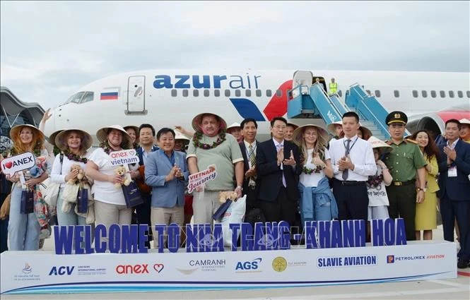 Le 17 mars 2025, le vol ZF2577, opéré par Azur Air LLC, a décollé de l'aéroport international d'Irkoutsk, en Russie, et a atterri à celui de Cam Ranh, dans la province de Khanh Hoa, avec à son bord 231 touristes russes. Photo : VNA