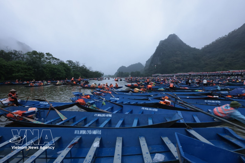 Des dizaines de milliers de bateaux transportent les touristes. Photo : VNA