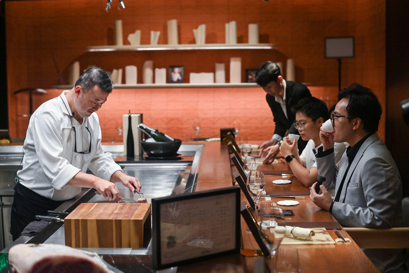 Le Teppanyaki chez Hibana by Koki est comme un voyage des sens, les plats sont méticuleusement préparés et servis dans un espace privé.